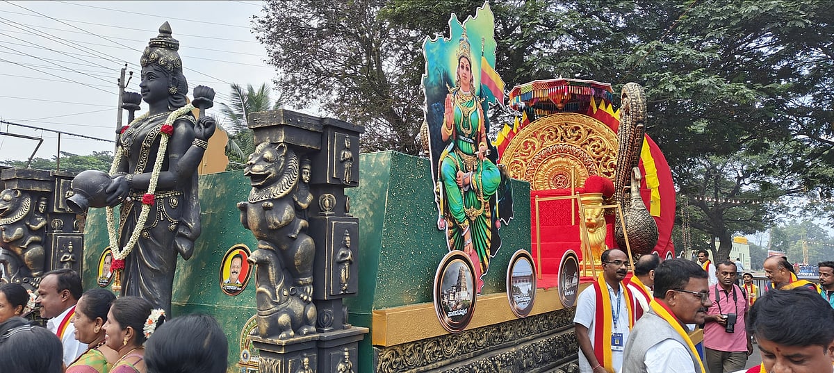 PHOTOS: 87ನೇ ನುಡಿ ಜಾತ್ರೆ: ಅರಮನೆ ದರ್ಬಾರ್ ಸಿಂಹಾಸನ ಒಳಗೊಂಡ ವಿಶೇಷ ರಥ