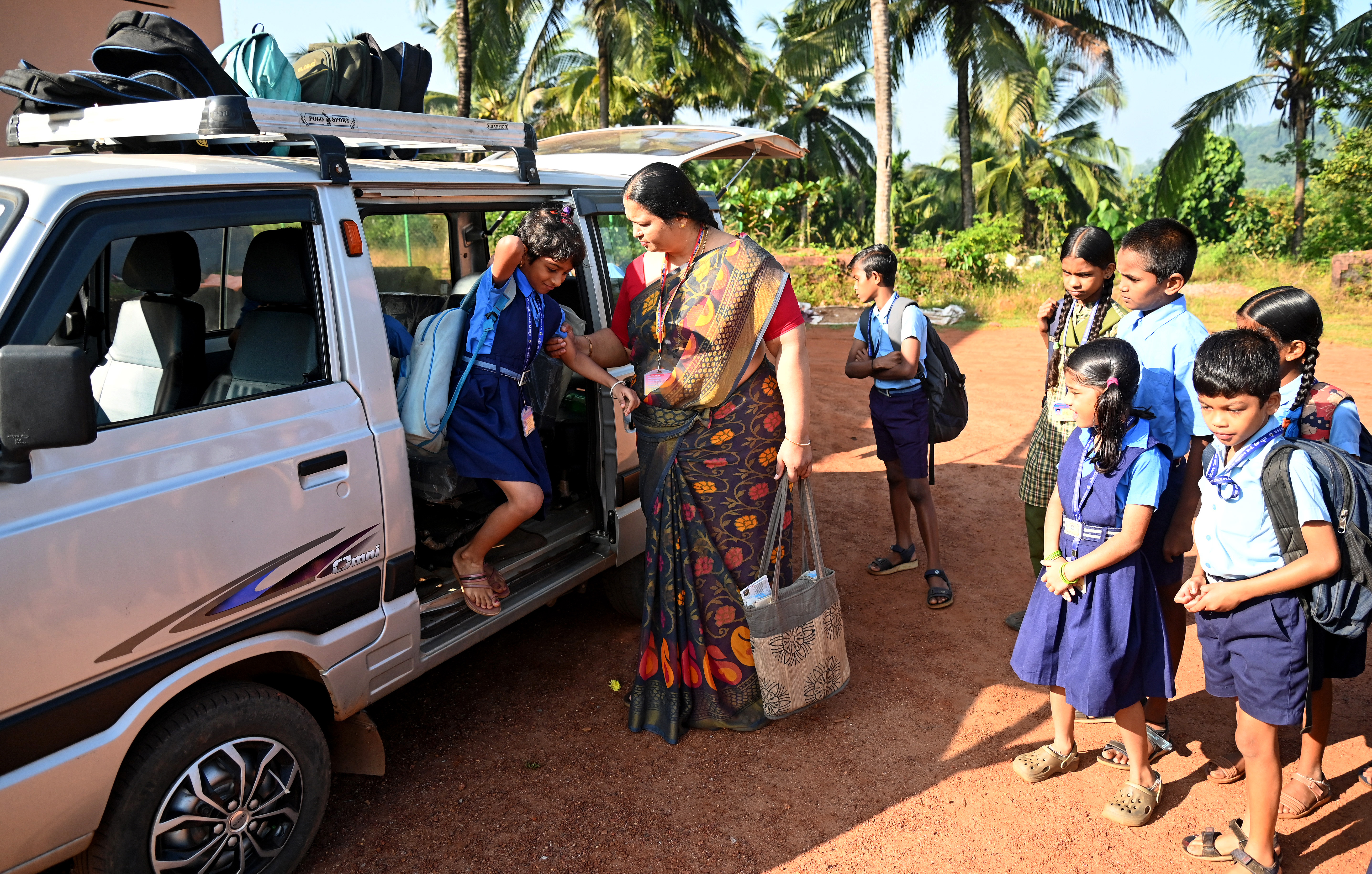 ಜಲಜಾಕ್ಷಿಯವರೇ ಈ ಮಕ್ಕಳ ಸಾರಥಿಯೂ ಶಿಕ್ಷಕಿಯೂ...  ಚಿತ್ರಗಳು : ಫಕ್ರುದ್ದೀನ್ ಎಚ್
