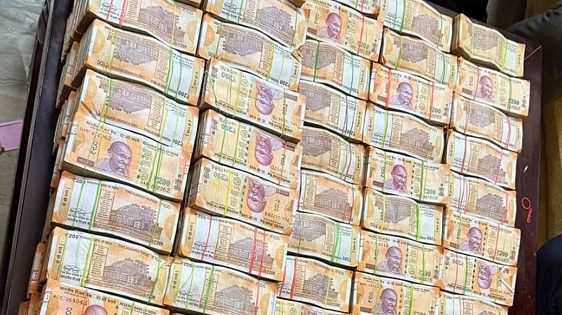 ಲೋಕಾಯುಕ್ತ ದಾಳಿ: ಕಾನ್‌ಸ್ಟೆಬಲ್ ಮನೆಯಲ್ಲಿ 40 KG ಬೆಳ್ಳಿ, ಕಂತೆ ಕಂತೆ ಹಣ ಪತ್ತೆ