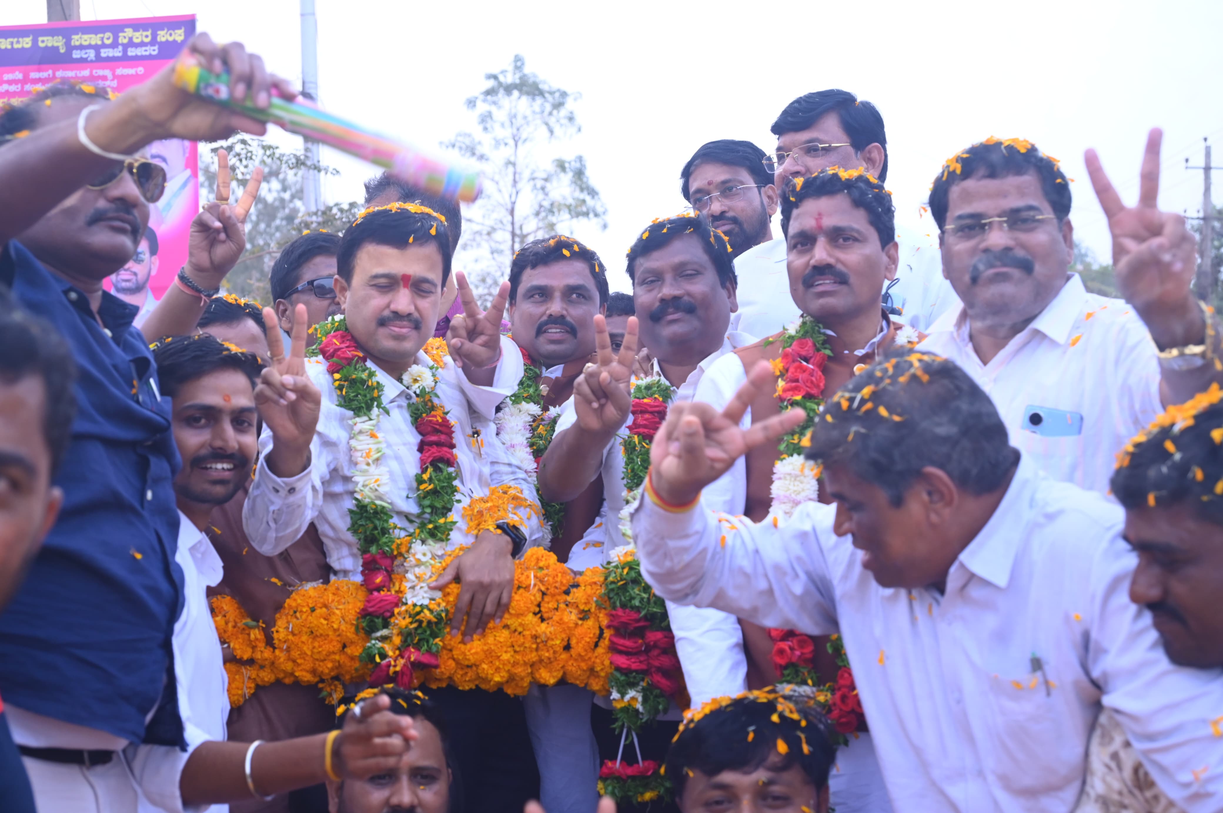 ನೌಕರರ ಸಂಘದ ರಾಜ್ಯ ಘಟಕದ ಅಧ್ಯಕ್ಷ ಷಡಕ್ಷರಿ ನೂತನ ಜಿಲ್ಲಾಧ್ಯಕ್ಷ ಸೋಮಶೇಖರ ಬಿರಾದಾರ ಚಿದ್ರಿ ಹಾಗೂ ಇತರರನ್ನು ಸನ್ಮಾನಿಸಲಾಯಿತು