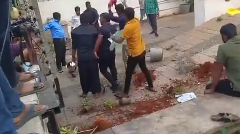 ಹೈದರಾಬಾದ್‌: ನಟ ಅಲ್ಲು ಅರ್ಜುನ್ ಮನೆಯಲ್ಲಿ ಪ್ರತಿಭಟನಾಕಾರರಿಂದ ದಾಂಧಲೆ