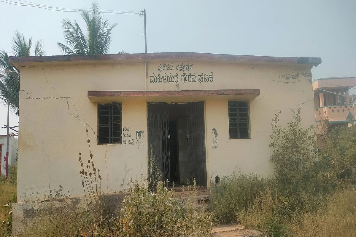 ಲಕ್ಷ್ಮೇಶ್ವರ: ಗಬ್ಬೆದ್ದು ನಾರುತ್ತಿವೆ ಮೂತ್ರಾಲಯ, ಶೌಚಾಲಯ