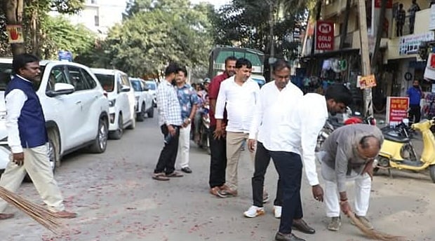 ಪೊರಕೆ ಹಿಡಿದು ರಸ್ತೆ ಸ್ವಚ್ಛಗೊಳಿಸಿದ ಮಾಜಿ ಶಾಸಕ ಅರವಿಂದ ಲಿಂಬಾವಳಿ