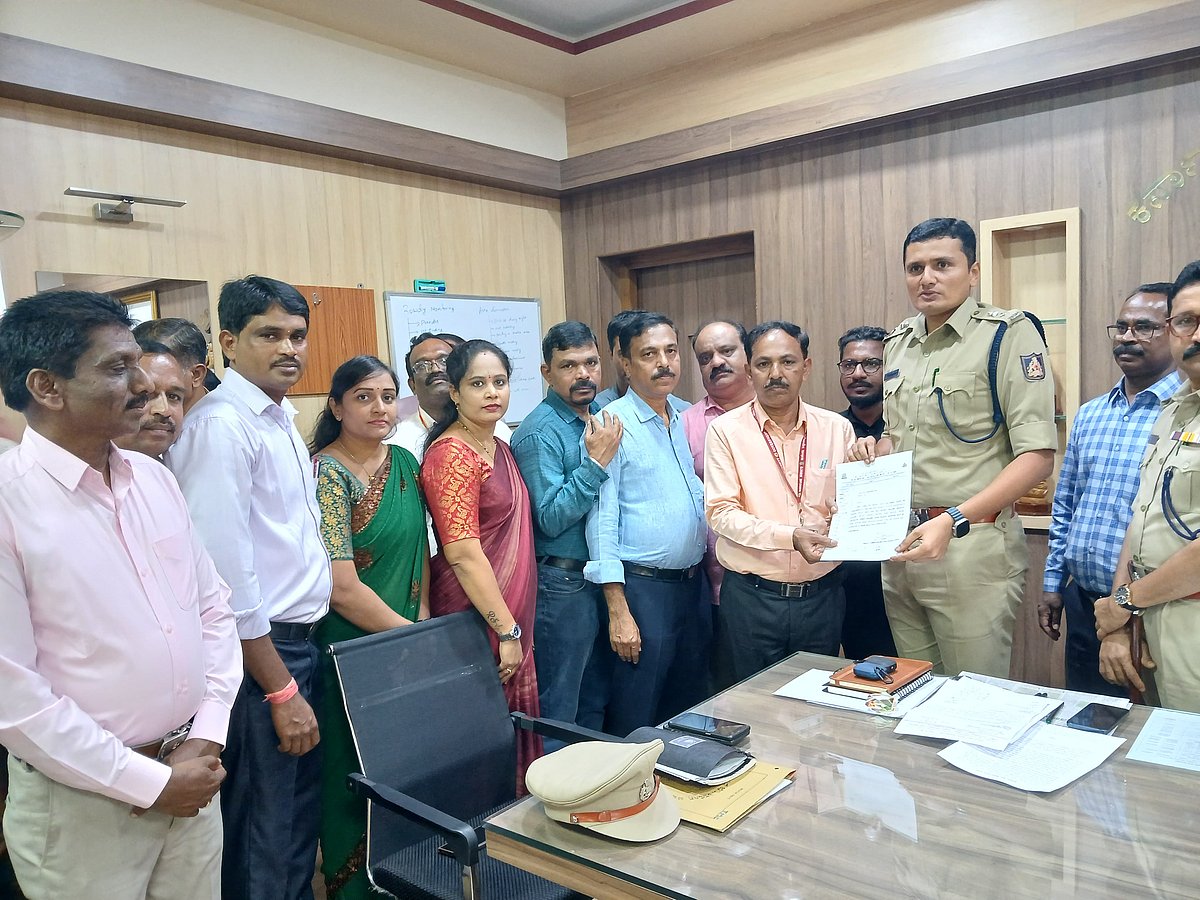 ಸಾಗರದ ಅಧ್ಯಾಪಕರ ಮೇಲೆ ಹಲ್ಲೆ: ಡಿಸಿ, ಎಸ್ಪಿಗೆ ದೂರು