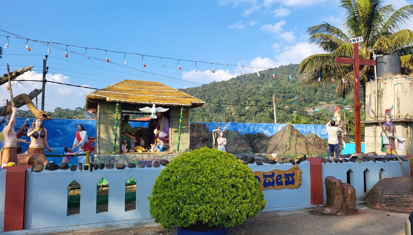 ಚರ್ಚ್ ಆವರಣದಲ್ಲಿ ನಿರ್ಮಿಸಿರುವ ಗೋದಲಿ