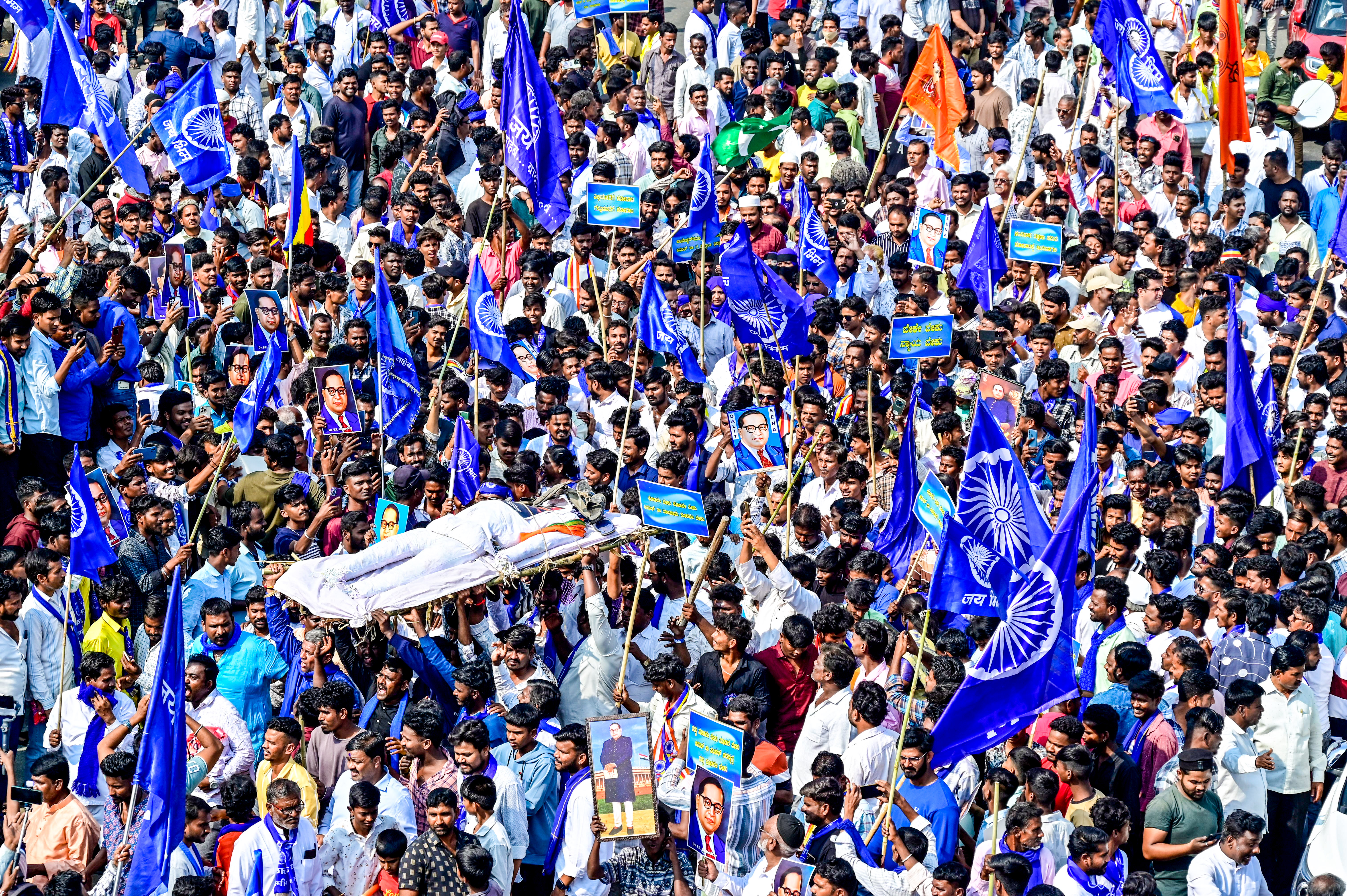 ‘ಕಲಬುರಗಿ ಬಂದ್’ ಕರೆ ನೀಡಿದ್ದರಿಂದ ಕಲಬುರಗಿ ನಗರದಲ್ಲಿ ಮಂಗಳವಾರ ನಡೆದ ಪ್ರತಿಭಟನಾ ಮೆರವಣಿಗೆಯಲ್ಲಿ ಕೇಂದ್ರ ಗೃಹ ಸಚಿವ ಅಮಿತ್ ಶಾ ಅವರ ಅಣಕು ಶವಯಾತ್ರೆ ನಡೆಯಿತು ಪ್ರಜಾವಾಣಿ ಚಿತ್ರ: ತಾಜುದ್ದೀನ್ ಆಜಾದ್‌