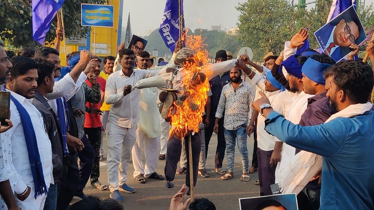 ಕಲಬುರಗಿ ಬಂದ್‌ | ಅಮಿತ್ ಶಾ ಪ್ರತಿಕೃತಿಗೆ ಬೆಂಕಿ ಹಚ್ಚಿ ಆಕ್ರೋಶ