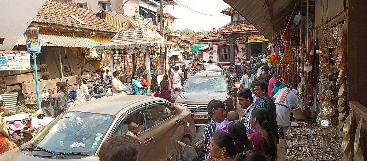 ಗೋಕರ್ಣ | ವರ್ಷಾಂತ್ಯದಲ್ಲಿ ಹೆಚ್ಚಿದ ಪ್ರವಾಸಿಗರು: ಸಂಚಾರ ದಟ್ಟಣೆಗೆ ಜನ ಹೈರಾಣ
