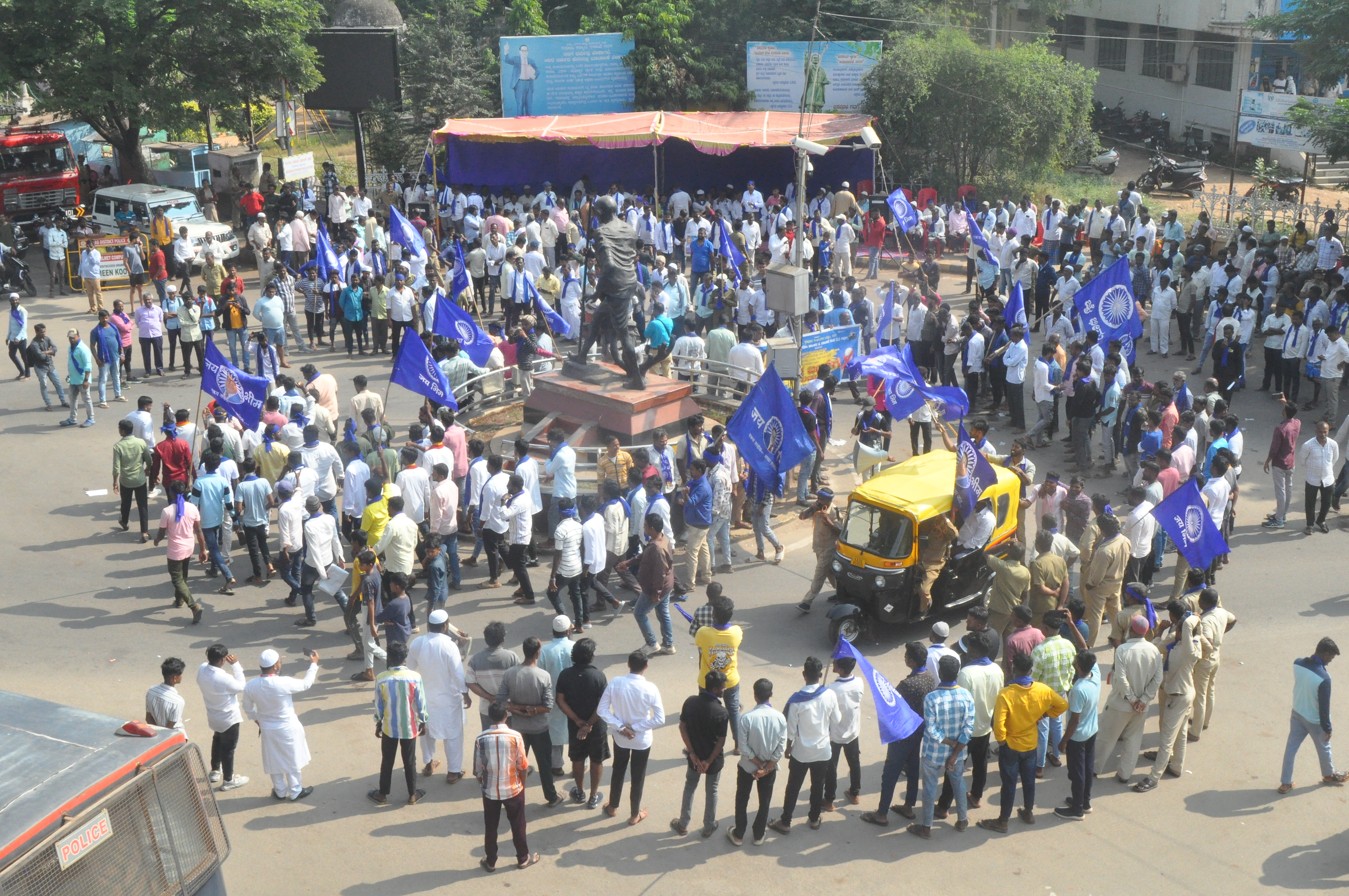 ದಲಿತ ಸಂಘರ್ಷ ಸಮಿತಿಯು ವಿವಿಧ ಸಂಘಟನೆಗಳ ಜತೆಗೂಡಿ ಮಂಗಳವಾರ ಕರೆನೀಡಿದ್ದ ಗದಗ ಬಂದ್‌ನಲ್ಲಿ ಸಾವಿರಾರು ಮಂದಿ ಭಾಗವಹಿಸಿದ್ದರು