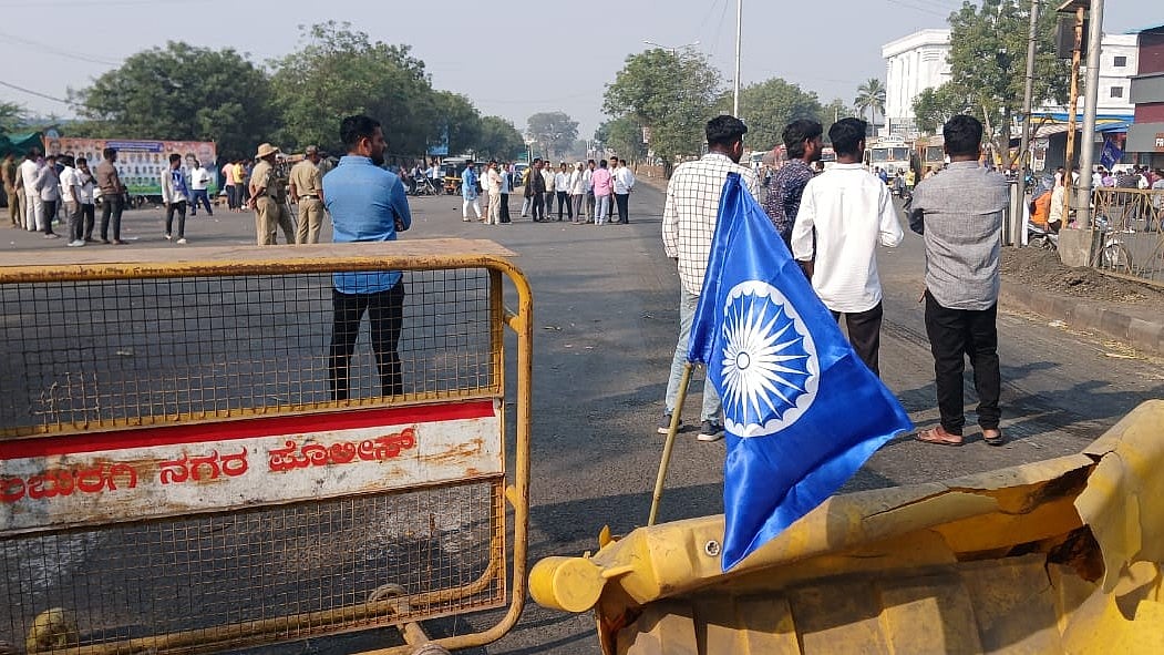 ಕಲಬುರಗಿ ಸ್ತಬ್ಧ: ಸಾವಿರಾರು ಸಂಖ್ಯೆಯಲ್ಲಿ ನಗರದತ್ತ ಬರುತ್ತಿರುವ ಪ್ರತಿಭಟನಾಕಾರರು
