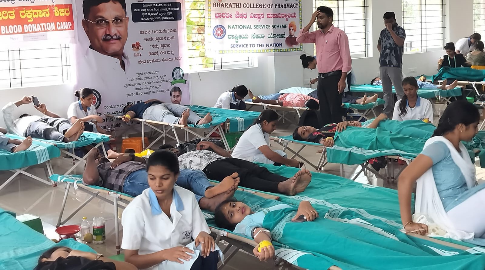 ಭಾರತೀನಗರದ ಭಾರತಿ ಕಾಲೇಜಿನಲ್ಲಿ ನಡೆದ ರಕ್ತದಾನ ಶಿಬಿರದಲ್ಲಿ ವಿದ್ಯಾರ್ಥಿಗಳು ರಕ್ತದಾನ ಮಾಡಿದರು