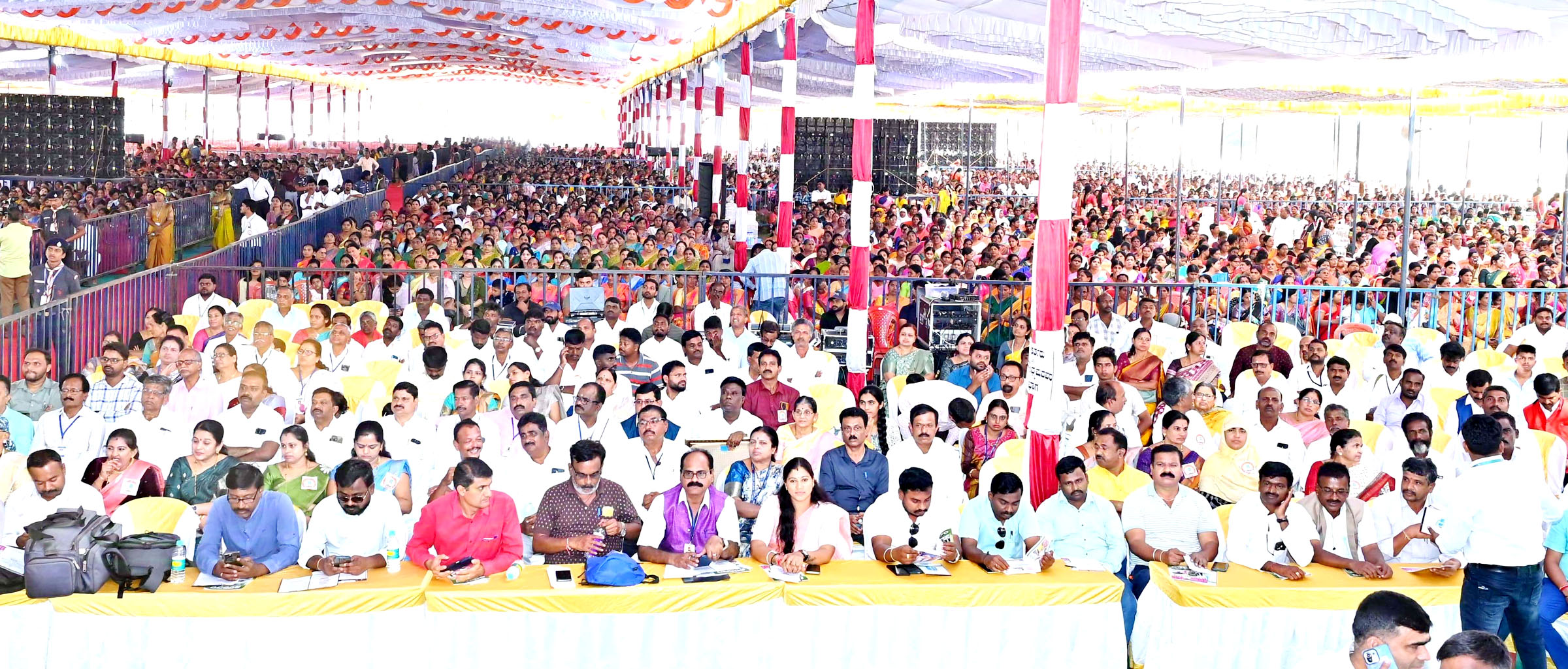 ಕಾರ್ಯಕ್ರಮದಲ್ಲಿ ಭಾಗವಹಿಸಿದ್ದ ಜನಸ್ತೋಮ