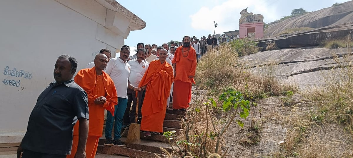 ಶಿವಗಂಗೆ ಬೆಟ್ಟ ಏರಿದ ನಿರ್ಮಲಾನಂದನಾಥ ಸ್ವಾಮೀಜಿ