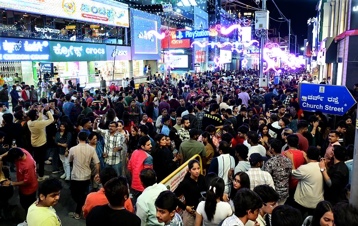 ಬೆಂಗಳೂರು | ಬ್ರಿಗೇಡ್‌ ರಸ್ತೆ: ಜನಜಂಗುಳಿ ಜಾತ್ರೆ