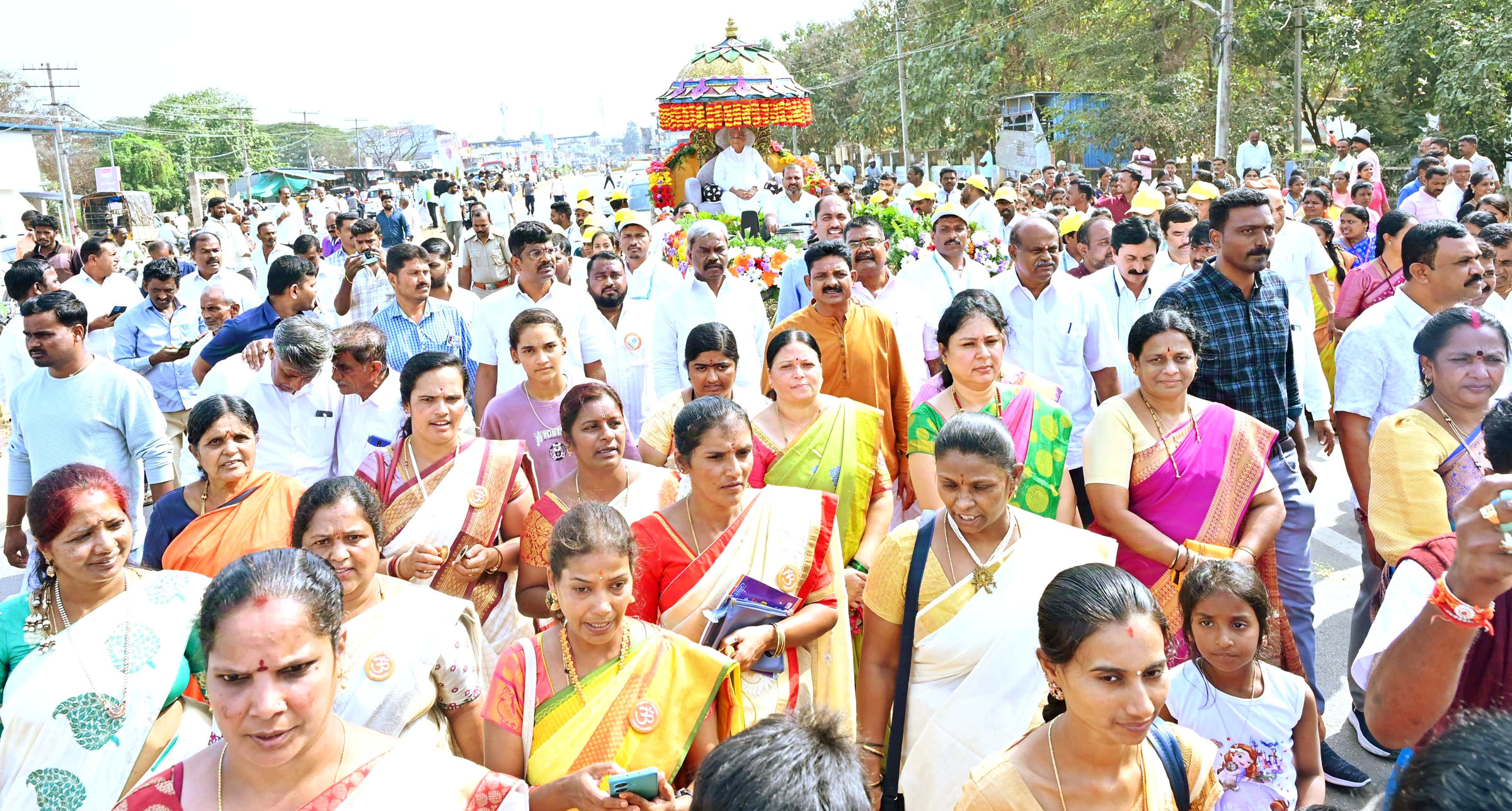 ವೀರೇಂದ್ರ ಹೆಗ್ಗಡೆ ಅವರನ್ನು ಮೆರವಣಿಗೆಯ ಮೂಲಕ ಕರೆತರಲಾಯಿತು