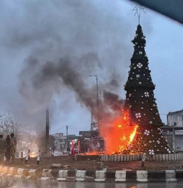 ಸಿರಿಯಾದಲ್ಲಿ ಕ್ರಿಸ್‌ಮಸ್‌ ಟ್ರೀಗೆ ಬೆಂಕಿ: ಭುಗಿಲೆದ್ದ ಪ್ರತಿಭಟನೆ