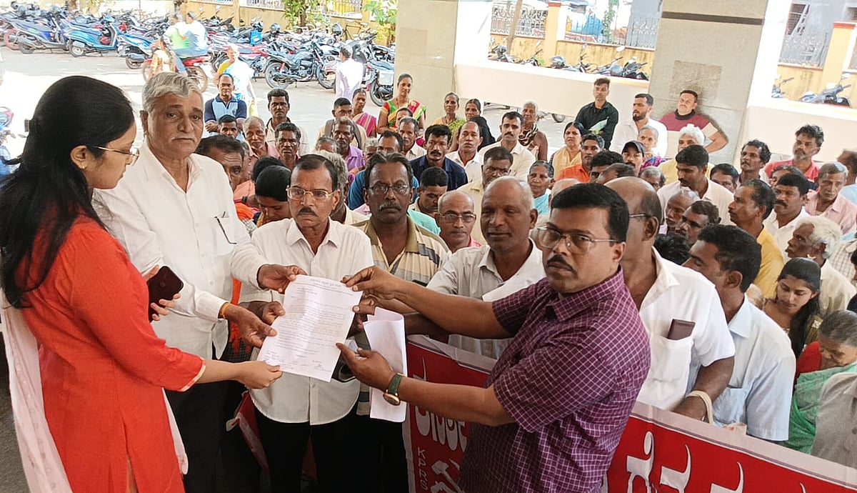 ಅಂಕೋಲಾ: ಅರ್ಜಿ ಪರಿಶೀಲನೆ ಪ್ರಕ್ರಿಯೆ ತಡೆಗೆ ಆಗ್ರಹ