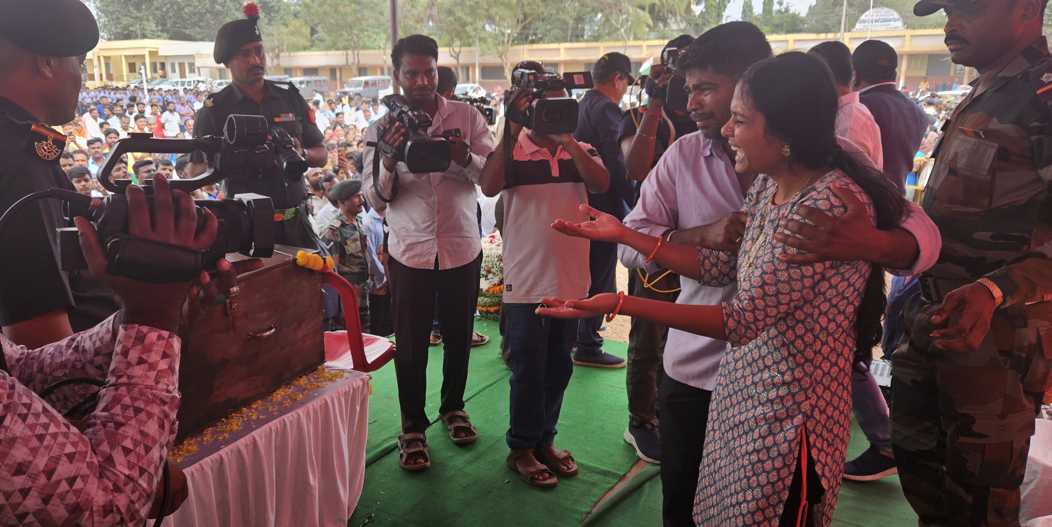 ಜಮ್ಮು ಮತ್ತು ಕಾಶ್ಮೀರದಲ್ಲಿ ಸಂಭವಿಸಿದ ಅಪಘಾತದಲ್ಲಿ ಮೃತಪಟ್ಟ ಯೋಧ ಮಹೇಶ ಮರಿಗೊಂಡ ಅವರ ಅಂತಿಮ ದರ್ಶನ ಪಡೆಯುವ ವೇಳೆ ಪತ್ನಿ ಲಕ್ಷ್ಮಿ ಆಕ್ರಂದನ.