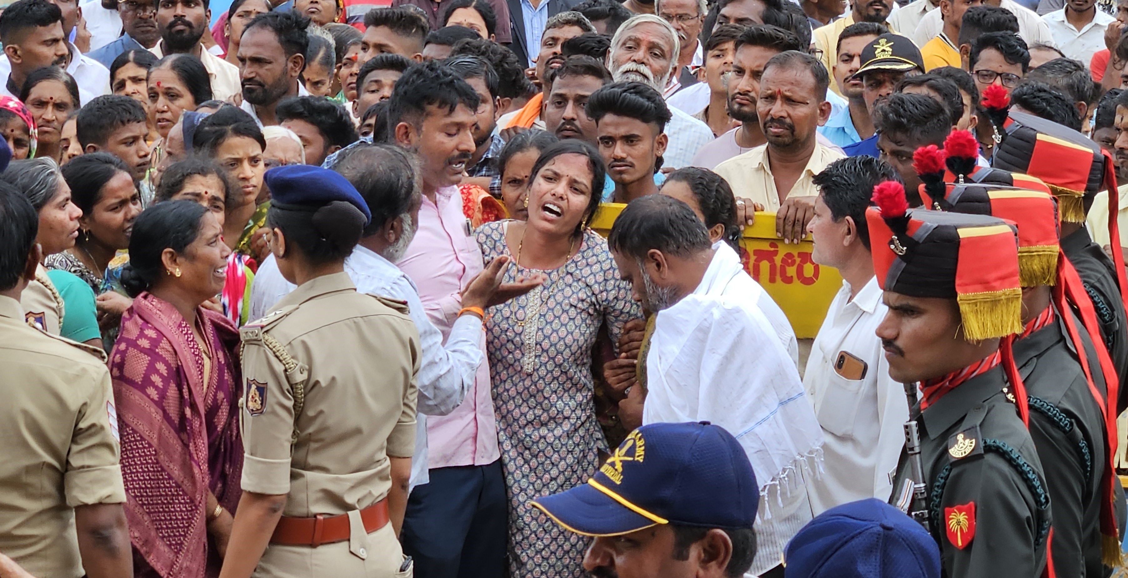 ಜಮ್ಮು ಮತ್ತು ಕಾಶ್ಮೀರದಲ್ಲಿ ಸಂಭವಿಸಿದ ಅಪಘಾತದಲ್ಲಿ ಮೃತಪಟ್ಟ ಯೋಧ ಮಹೇಶ ಮರಿಗೊಂಡ ಅವರ ಪತ್ನಿ ಲಕ್ಷ್ಮಿ ಅವರಿಗೆ ಜನರು ಸಾಂತ್ವನ ಹೇಳಿದರು. 