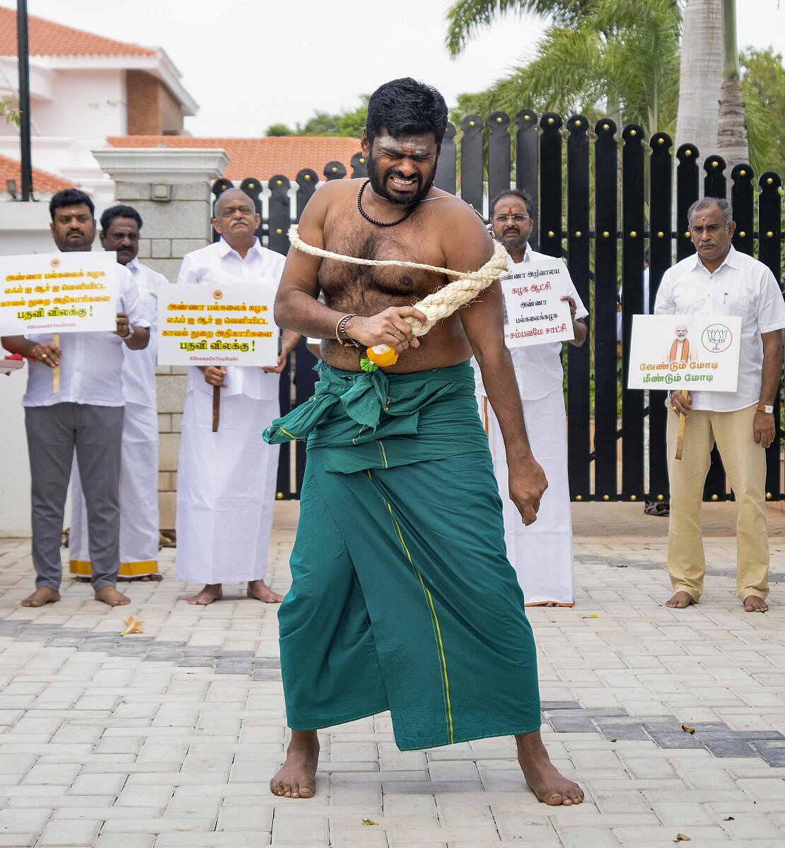 ಲೈಂಗಿಕ ದೌರ್ಜನ್ಯ ಪ್ರಕರಣ: ಅಂಗಿ ಬಿಚ್ಚಿ, ಚಾಟಿಯಲ್ಲಿ ಹೊಡೆದುಕೊಂಡ ಅಣ್ಣಾಮಲೈ