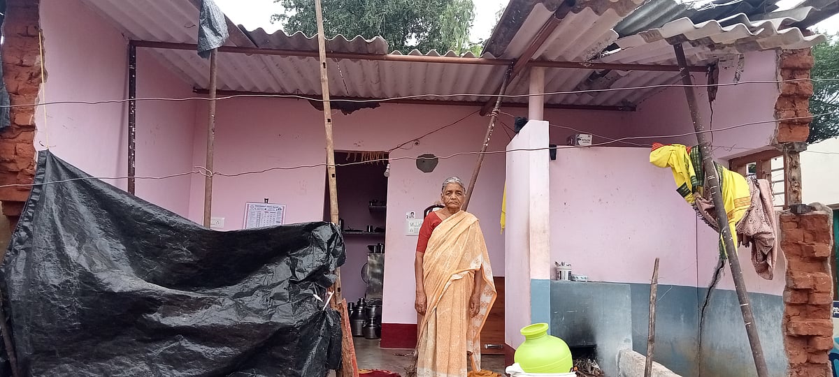 ಸಂತೇಮರಹಳ್ಳಿ: ಕುಸಿದ ಮನೆ; ಕಮರುತ್ತಿದೆ ಬದುಕು