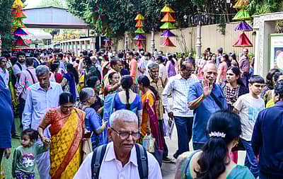 ಬೆಂಗಳೂರಿನ ಅರಮನೆ ಮೈದಾನದಲ್ಲಿ ಶನಿವಾರ ಅಖಿಲ ಹವ್ಯಕ ಮಹಾಸಭಾ ಆಯೋಜಿಸಿದ ತೃತೀಯ ವಿಶ್ವ ಹವ್ಯಕ ಸಮ್ಮೇಳನದದ ಎರಡನೇ ದಿನದ ಸಾಕ್ಷಾತ್ಕಾರ ಸಭೆ ಸಮಾರಂಭಕ್ಕೆ ಸಾಕ್ಷಿಯಾದ ಜನರು.