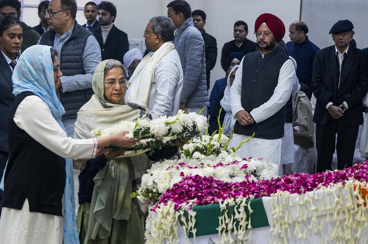 AICC ಕಚೇರಿಯಲ್ಲಿ ಸಿಂಗ್ ಪಾರ್ಥಿವ ಶರೀರ: ಖರ್ಗೆ, ರಾಹುಲ್, ಸಿದ್ದರಾಮಯ್ಯ ನಮನ