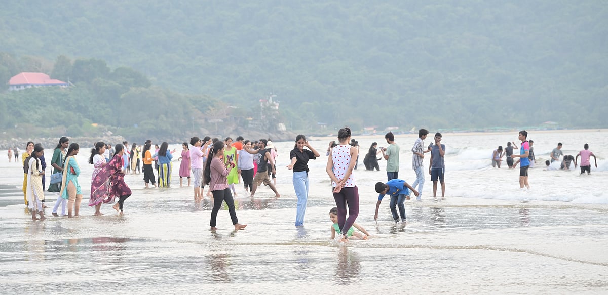 ಉತ್ತರ ಕನ್ನಡ | ಪ್ರವಾಸಿಗರಿಗೆ ಸೌಕರ್ಯ‌ ಕೊರತೆ; ದುಬಾರಿ ದರ