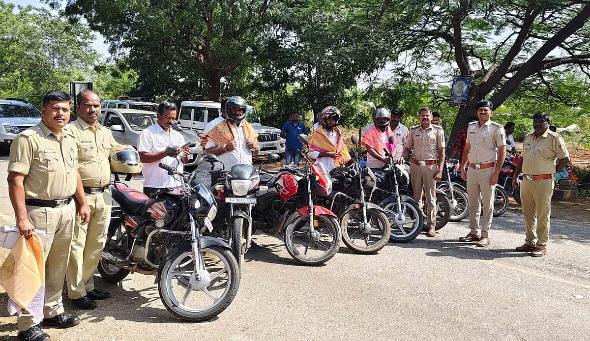 ಧರ್ಮಪುರ: ಹೆಲ್ಮೆಟ್ ಧರಿಸಿದ ಬೈಕ್ ಸವಾರರಿಗೆ ಪೊಲೀಸರಿಂದ ಸನ್ಮಾನ