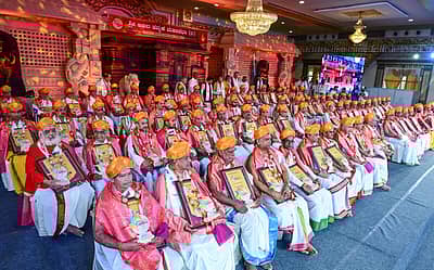 ಬೆಂಗಳೂರಿನ ಅರಮನೆ ಮೈದಾನದಲ್ಲಿ ಶನಿವಾರ ಅಖಿಲ ಹವ್ಯಕ ಮಹಾಸಭಾ ಆಯೋಜಿಸಿದ ತೃತೀಯ ವಿಶ್ವ ಹವ್ಯಕ ಸಮ್ಮೇಳನದ ಎರಡನೇ ದಿನದ ಸಾಕ್ಷಾತ್ಕಾರ ಸಭೆಯ ಸಮಾರಂಭದಲ್ಲಿ 81 ವೈದಿಕ ವಿದ್ವಾಂಸರಿಗೆ 'ಹವ್ಯಕ ವೇದರತ್ನ' ಪ್ರಶಸ್ತಿ ನೀಡಿ ಗೌರವಿಸಲಾಯಿತು. ವಿದ್ವಾನ್ ಕೆ.ಎಲ್. ಶ್ರೀನಿವಾಸನ್, ಸಮ್ಮೇಳನದ ಅಧ್ಯಕ್ಷ ಡಾ.ಗಿರಿಧರ ಕಜೆ, ಕೆ.ಎಲ್. ಶಂಕರನಾರಾಯಣ ಜೋಯಿಸ್, ಬಾಲಚಂದ್ರ ಭಟ್, ದೈವಜ್ಞರು ಸಚ್ಚಿದಾನಂದ ಬಾಬು, ಹರಿಕೃಷ್ಣ ಎಂ, ವಿದ್ವಾಂಸ ಅರಳುಮಲ್ಲಿಗೆ ಪಾರ್ಥಸಾರಥಿ, ಕೊಲ್ಲೂರಿನ ಪ್ರಧಾನ ಅರ್ಚಕರು ಶ್ರೀಧರ ಅಡಿಗ ಉಪಸ್ಥಿತರಿದ್ದರು.