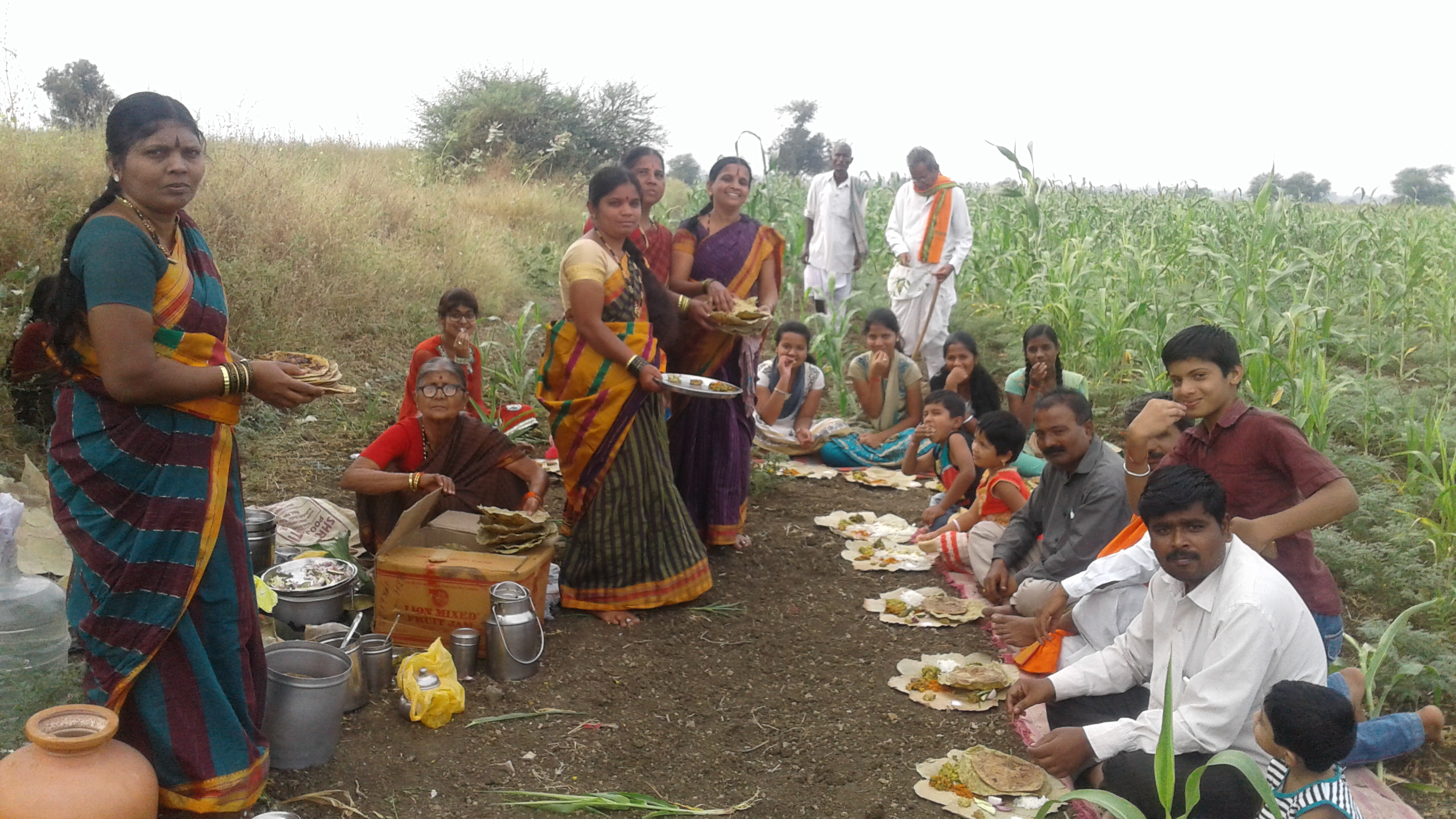 ಕೆಂಭಾವಿಯಲ್ಲಿ ಎಳ್ಳ ಅಮಾವಾಸ್ಯೆಯ ನಿಮಿತ್ತ ಸೋಮವಾರ ಹೊಲದಲ್ಲಿ ಭೋಜನ ಸವಿಯುತ್ತಿರುವ ಜನ