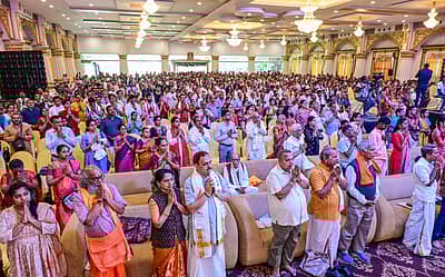ಬೆಂಗಳೂರಿನ ಅರಮನೆ ಮೈದಾನದಲ್ಲಿ ಶನಿವಾರ ಅಖಿಲ ಹವ್ಯಕ ಮಹಾಸಭಾ ಆಯೋಜಿಸಿದ ತೃತೀಯ ವಿಶ್ವ ಹವ್ಯಕ ಸಮ್ಮೇಳನದ ಎರಡನೇ ದಿನದ ಸಾಕ್ಷಾತ್ಕಾರ ಸಭೆಯ ಸಮಾರಂಭದಲ್ಲಿ 81 ವೈದಿಕ ವಿದ್ವಾಂಸರಿಗೆ 'ಹವ್ಯಕ ವೇದರತ್ನ' ಪ್ರಶಸ್ತಿ ನೀಡಿದ ಸಮಯದಲ್ಲಿ ಸಭಿಕರು ಸನ್ಮಾನಿತರಿಗೆ ವಂದಿಸಿದರು. 