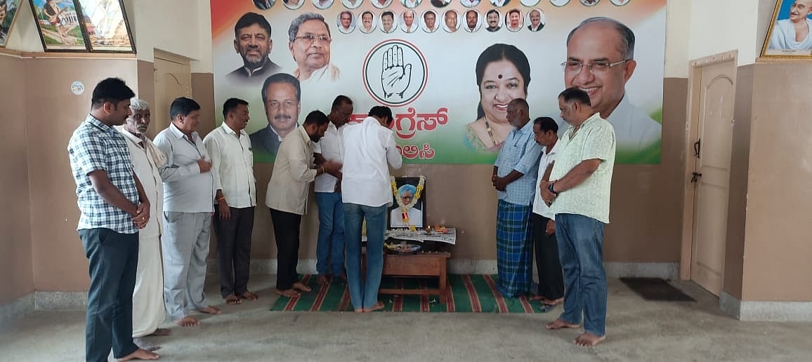 ಗುಂಡ್ಲುಪೇಟೆ: ಮಾಜಿ ಪ್ರಧಾನಿ ಮನಮೋಹನ್ ಸಿಂಗ್‌ಗೆ ಶ್ರದ್ಧಾಂಜಲಿ