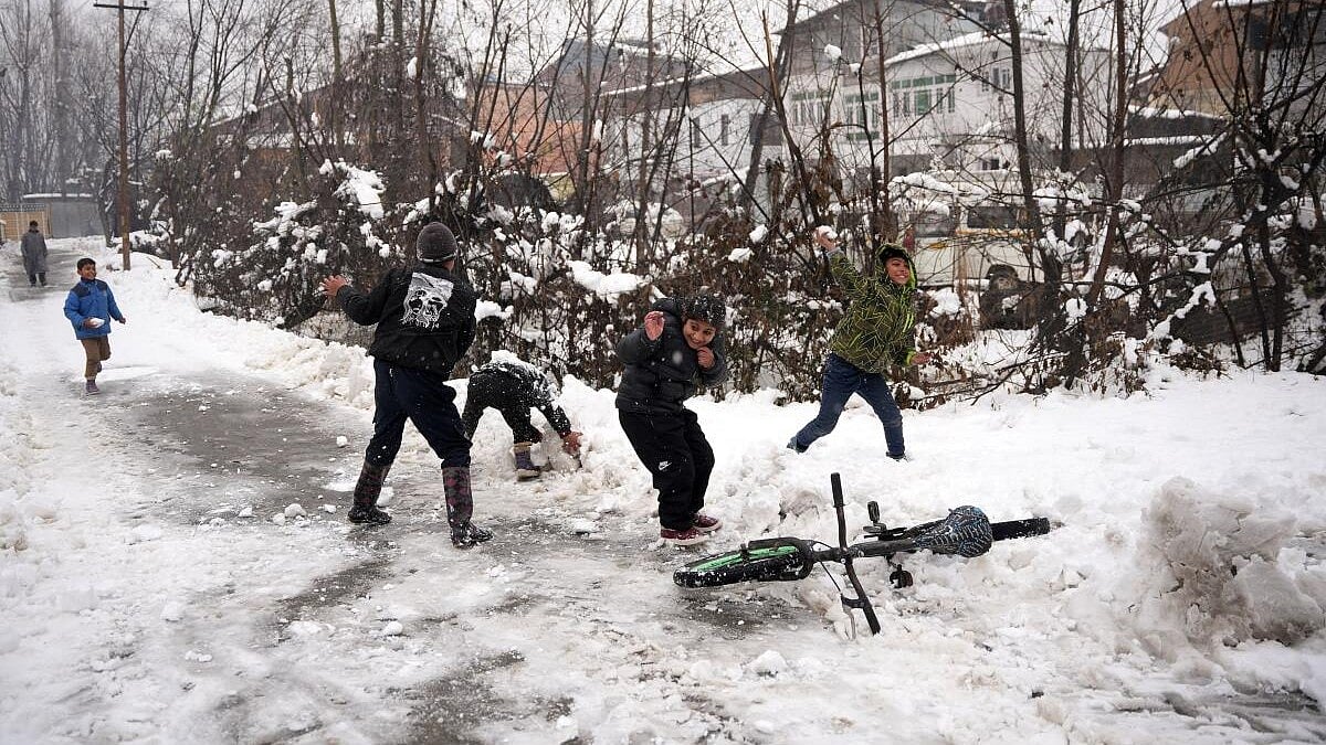 PHOTOS | ಪ್ರೇಮ ಕಾಶ್ಮೀರದ ಮಂಜು ಮುಸುಕಿದ ಹಾದಿಯಲ್ಲಿನ ದೃಶ್ಯಕಾವ್ಯ