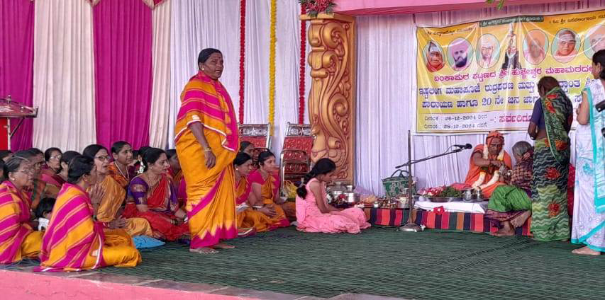 ಶಿಗ್ಗಾವಿ ತಾಲ್ಲೂಕಿನ ಬಂಕಾಪುರ ಪಟ್ಟಣದಲ್ಲಿ ಶನಿವಾರ ಬೆಳ್ಗೆ ನಡೆದ ಸಿದ್ಧಾಂತ ಶಿಖಾಮಣಿ ಪಾರಾಯಣ ಇಷ್ಟಲಿಂಗ ಮಹಾಪೂಜೆ ಕಾರ್ಯಕ್ರಮವನ್ನು ಸೊರಟೂರ ಗುಡ್ಡದಾನ್ವೇರಿ ಮಠದ ಶಿವಯೋಗಿಶ್ವರ ಸ್ವಾಮೀಜಿ ಇಷ್ಟಲಿಂಗ ಪೂಜೆ ನೆರವೇರಿಸಿದರು.