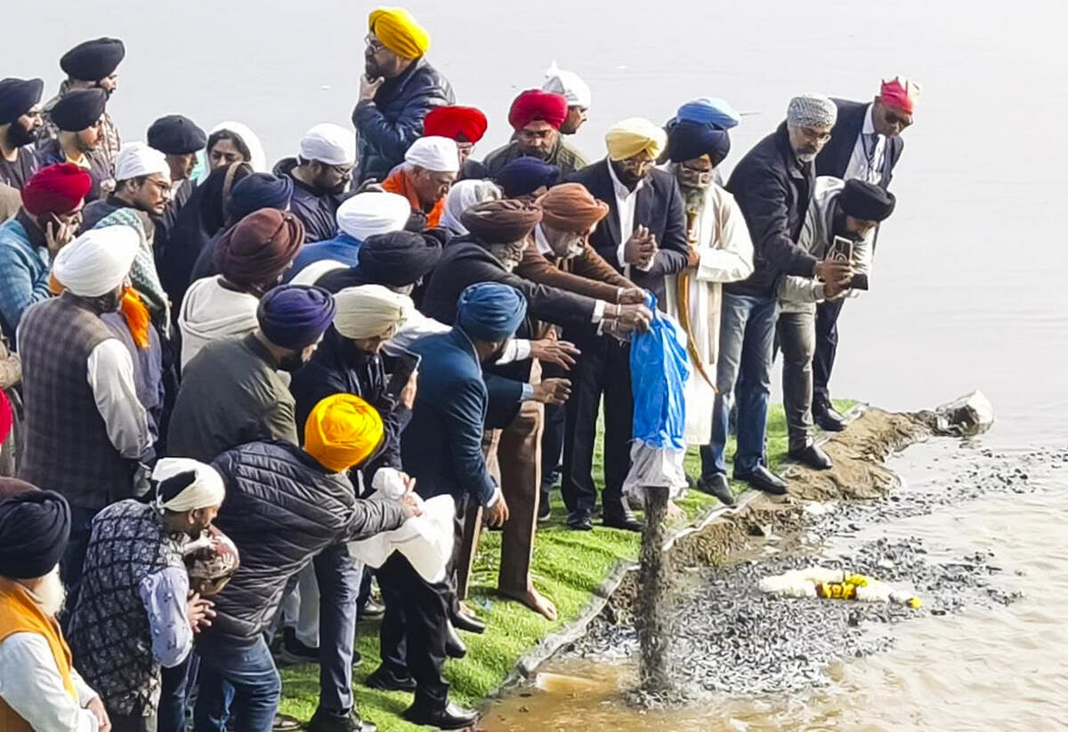 ಯಮುನಾ ನದಿಯಲ್ಲಿ ಮನಮೋಹನ ಸಿಂಗ್‌ ಅಸ್ಥಿ ವಿಸರ್ಜನೆ