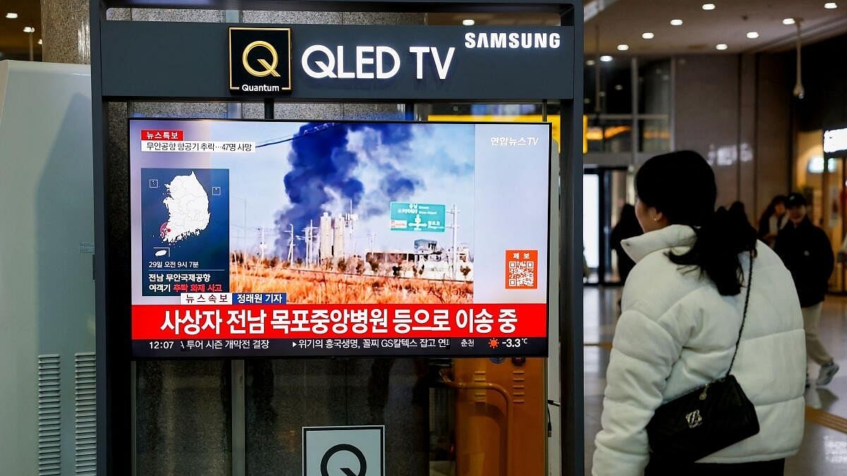 ದ. ಕೊರಿಯಾ | ಲ್ಯಾಂಡಿಂಗ್ ವೇಳೆ ಅಪಘಾತ; ಹೊತ್ತಿ ಉರಿದ ವಿಮಾನದ ಭೀಕರ ಚಿತ್ರಗಳು..