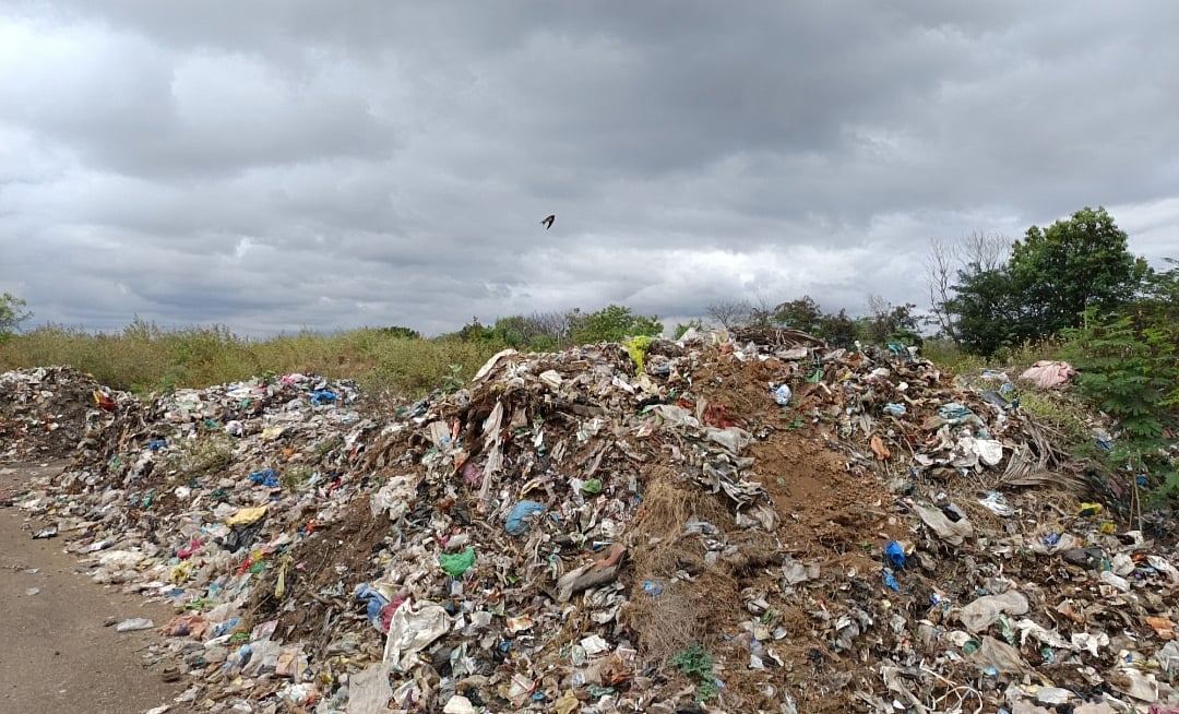 ಶಿರಾ: ಬೆಟ್ಟದಂತೆ ಬೆಳೆಯುತ್ತಿದೆ ಕಸದ ರಾಶಿ