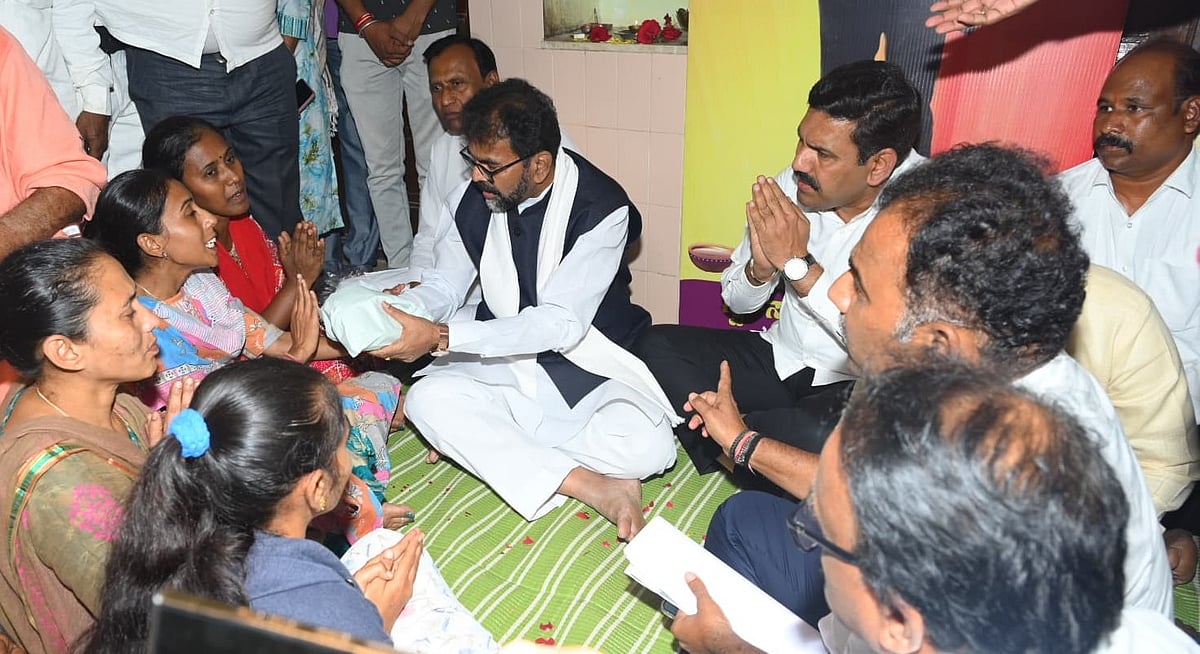 ಮೃತ ಗುತ್ತಿಗೆದಾರ ಸಚಿನ್‌ ಮನೆಗೆ ವಿಜಯೇಂದ್ರ, ಖಂಡ್ರೆ ಭೇಟಿ