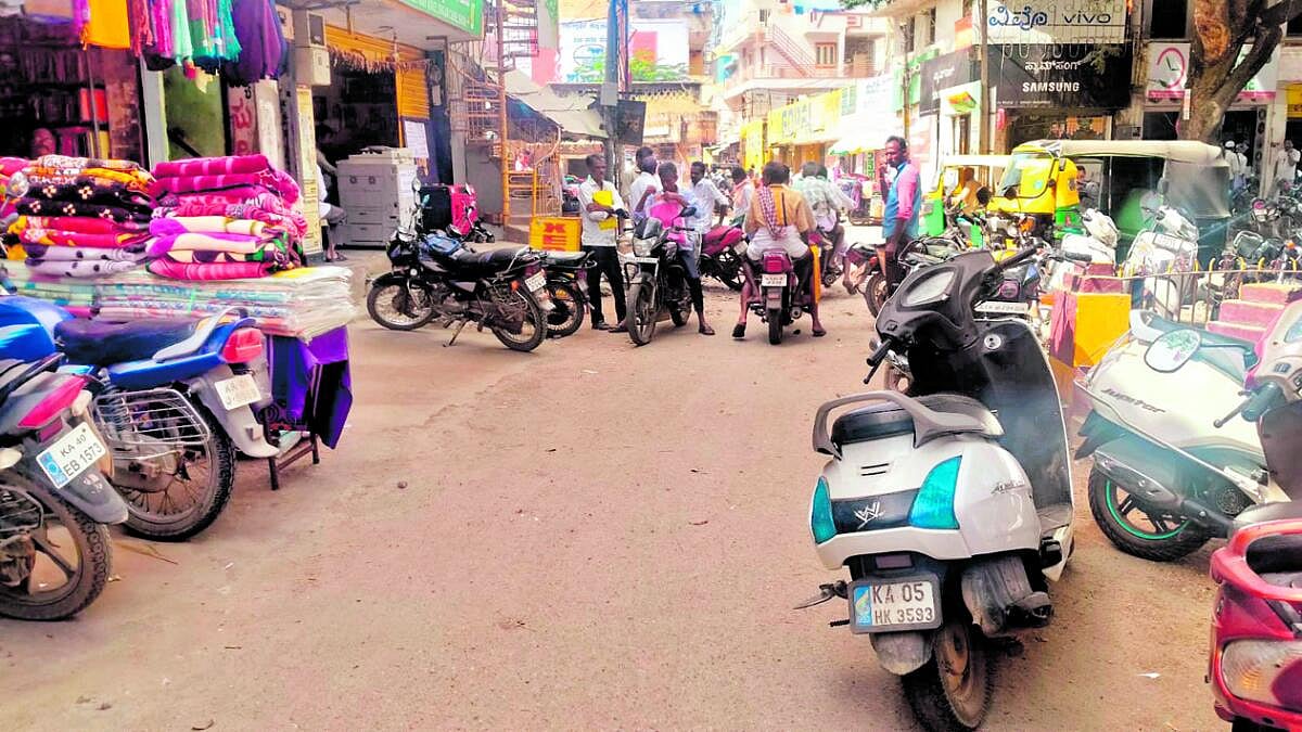 ಗೌರಿಬಿದನೂರು | ಅಡ್ಡಾದಿಡ್ಡಿ ವಾಹನ ನಿಲುಗಡೆ: ಸಂಚಾರಕ್ಕೆ ತಡೆ