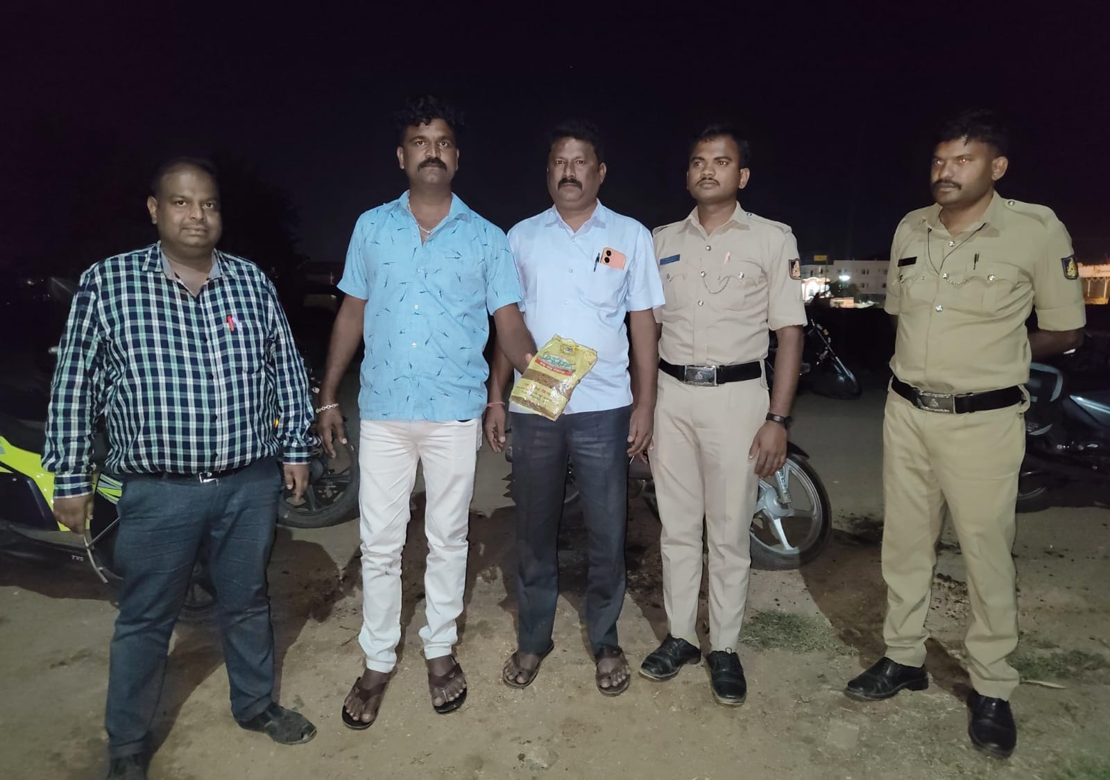 ಧಾರವಾಡ ಜಿಲ್ಲೆಯ ನವಲಗುಂದ ಎಪಿಎಂಸಿ ಆವರಣದಲ್ಲಿ ಸಿಕ್ಕಿದ ತೊಗರಿ ಬೇಳೆ ಪೊಟ್ಟಣವನ್ನು ಅಧಿಕಾರಿಗಳು ಪರಿಶೀಲಿಸಿದರು