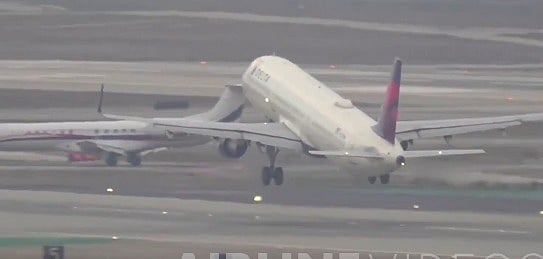 Video | ಟೇಕಾಫ್​ ಆಗುವಾಗ ರನ್​ವೇಯಲ್ಲೇ ಮತ್ತೊಂದು ವಿಮಾನ: ತಪ್ಪಿದ ದುರಂತ 