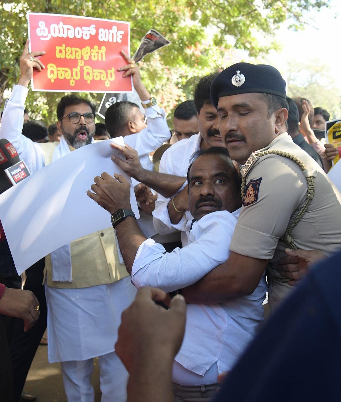 ಸಚಿನ್ ಆತ್ಮಹತ್ಯೆ ಪ್ರಕರಣ: ಪ್ರಿಯಾಂಕ್ ಖರ್ಗೆ ಮನೆ ಮುಂದೆ ಬಿಜೆಪಿ ಪ್ರತಿಭಟನೆ