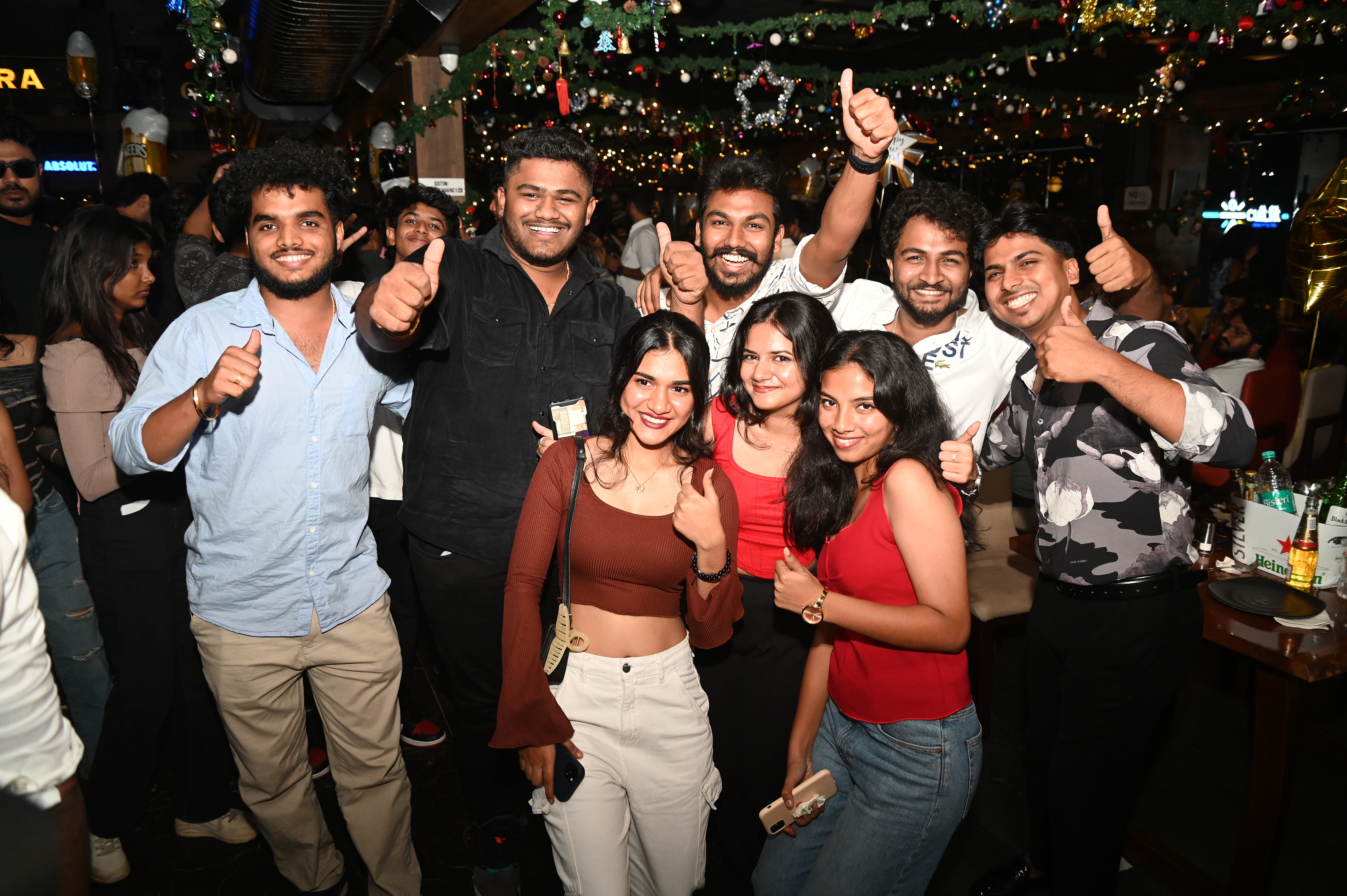 ಮಂಗಳೂರಿನ ಖಾಸಗಿ ಹೋಟೆಲ್‌ನಲ್ಲಿ ಹೊಸ ವರ್ಷದ ಸಂಭ್ರಮಾಚರಣೆಯಲ್ಲಿ ತೊಡಗಿರುವ ಯುವಕ–ಯುವತಿಯರು : ಪ್ರಜಾವಾಣಿ ಚಿತ್ರ