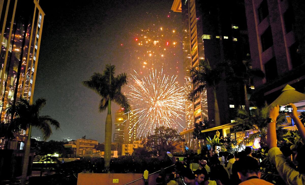 PHOTOS | ಹೊಸ ವರ್ಷದ ಸಂಭ್ರಮ: ಕುಣಿದು ಕುಪ್ಪಳಿಸಿದ ಯುವಜನ