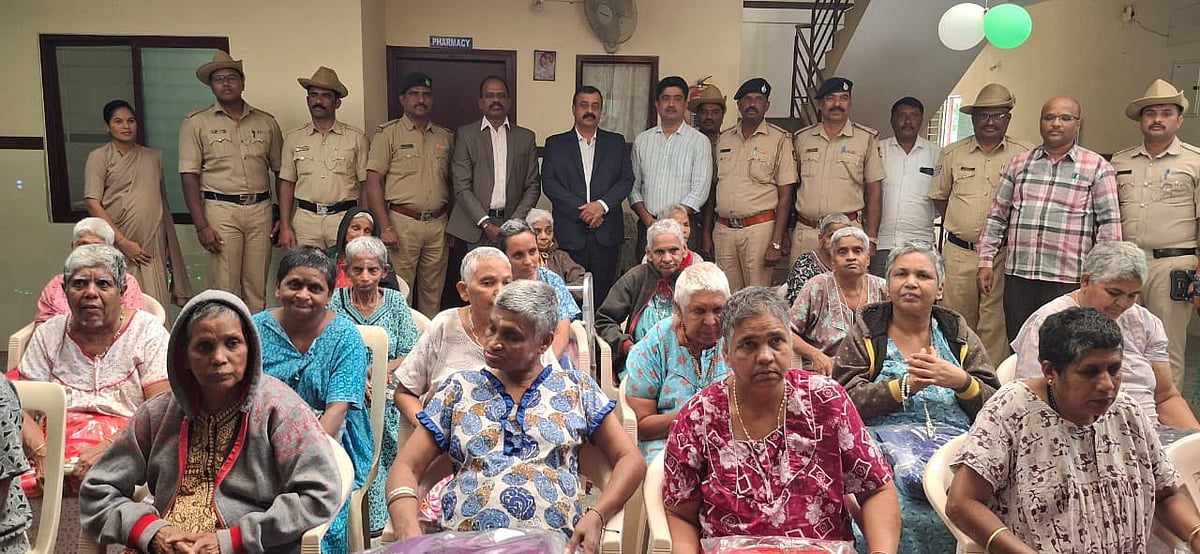 ಬೆಂಗಳೂರು: ವೃದ್ಧಾಶ್ರಮಗಳಲ್ಲಿ ಪೊಲೀಸರ ಹೊಸ ವರ್ಷಾಚರಣೆ  