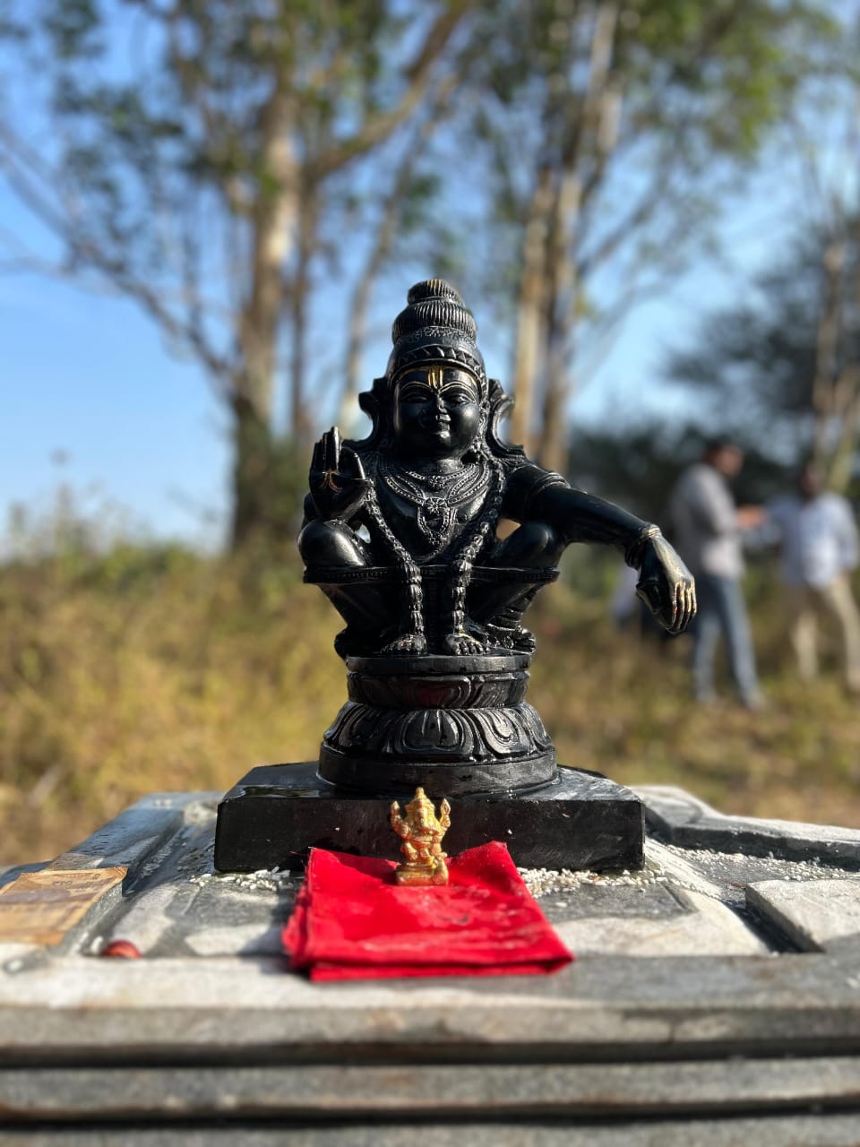 ಧಾರವಾಡದ ಕೃಷಿ ವಿಶ್ವವಿದ್ಯಾಲಯದ ಹೊಲದಲ್ಲಿನ ಅಯ್ಯಪ್ಪಸ್ವಾಮಿ ಮೂರ್ತಿ