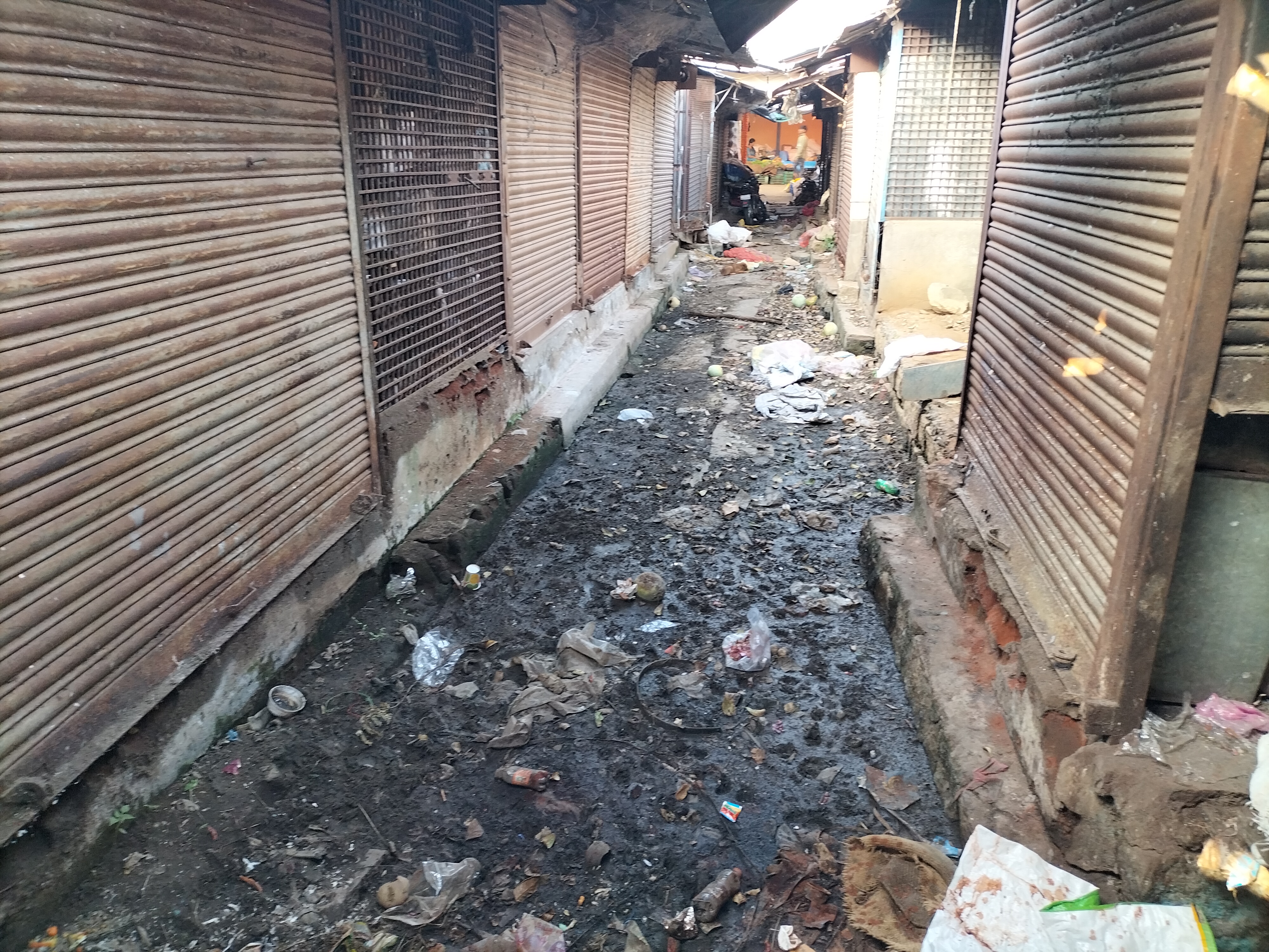 ಮಾರುಕಟ್ಟೆಯ ಒಳಭಾಗದಲ್ಲಿ ಕೆಸರು ತುಂಬಿರುವುದು.