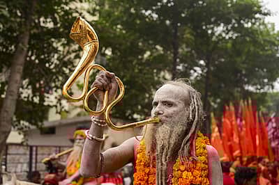 ‘ಚಾವ್ನಿ ಪ್ರವೇಶ್‌ ಪ್ರಕ್ರಿಯೆಯ ಭಾಗವಾಗಿ ಮೆರವಣಿಗೆ ಮೂಲಕ ಸಾಧುಗಳು ಪ್ರಯಾಗ್‌ರಾಜ್‌ ಪ್ರವೇಶಿಸುತ್ತಿದ್ದಾರೆ