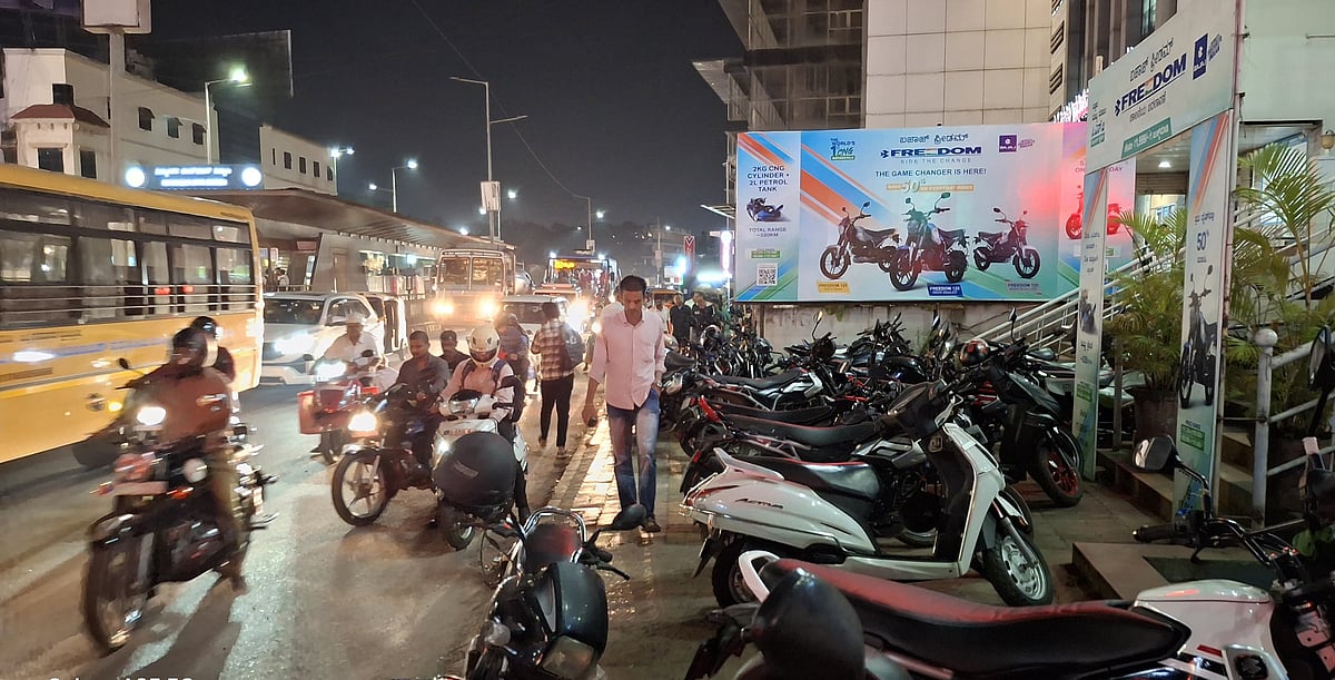 ಫುಟ್‌ಪಾತ್‌ ಮೇಲೆ ಬೈಕ್; ರಸ್ತೆ ಮೇಲೆ ಪಾದಚಾರಿ!